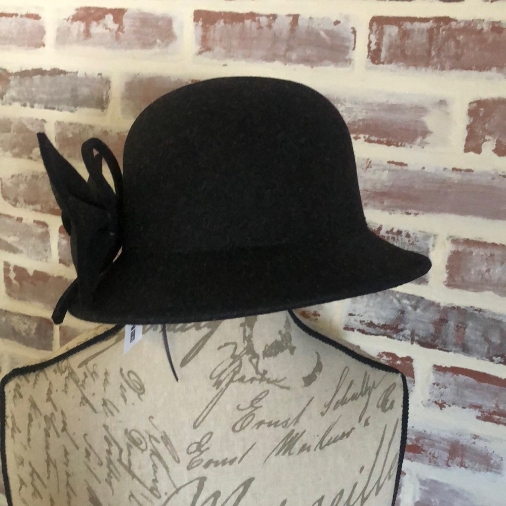 MAD STYLE CLOCHE HAT Black with removable black bow. Inside measurement 7”